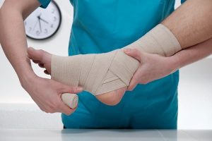 بررسی جامع علت رگ به رگ شدن پا، علائم و روش‌های درمان